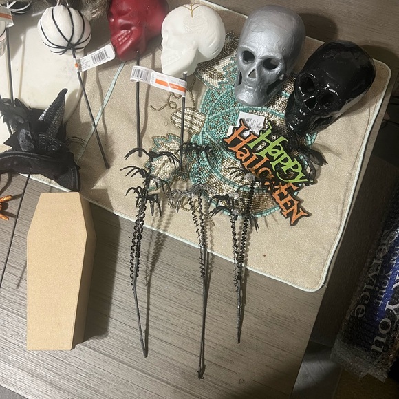 Assorted Halloween 🎃 decorations - Picture 2 of 5